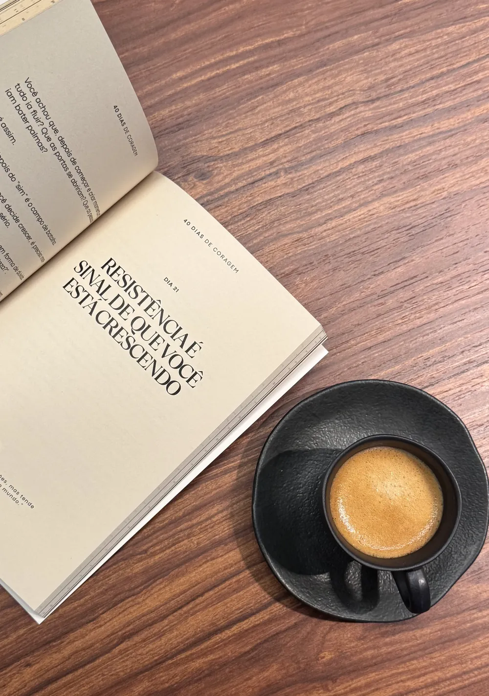 Livro aberto na página Resistência é sinal de que você está crescendo