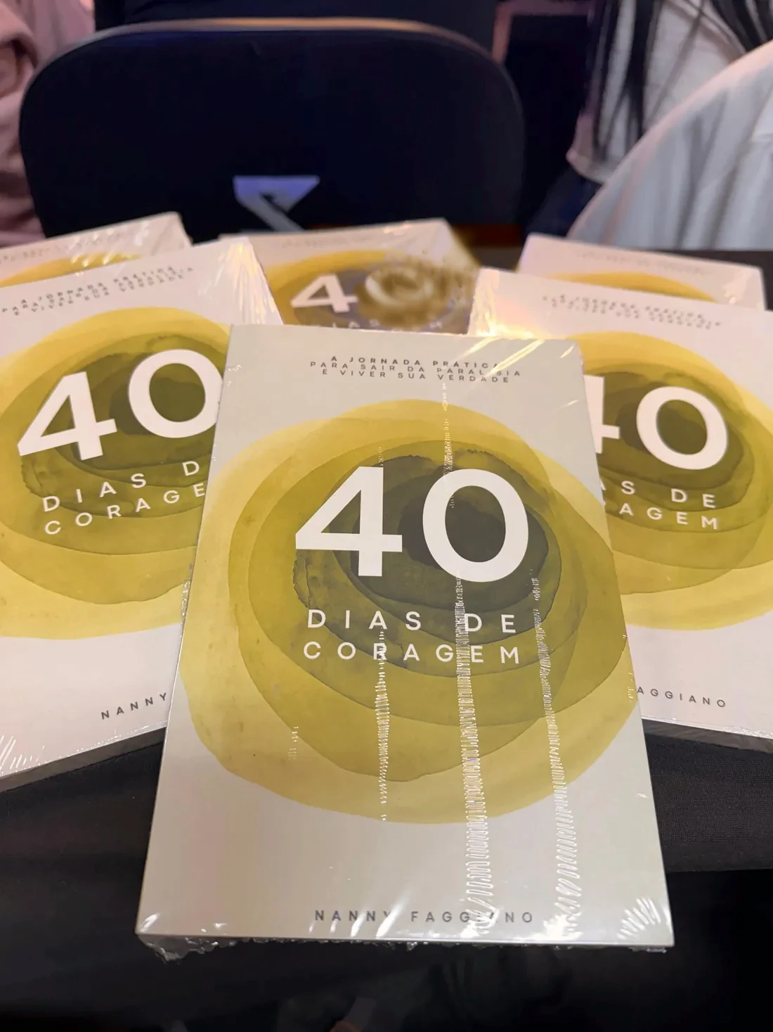 Exemplares físicos do livro 40 Dias de Coragem empilhados