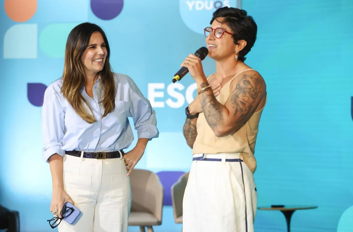 Nanny Faggiano falando em um palco